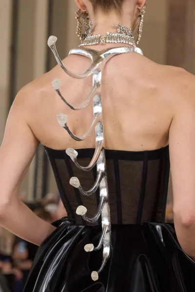 Look 16
